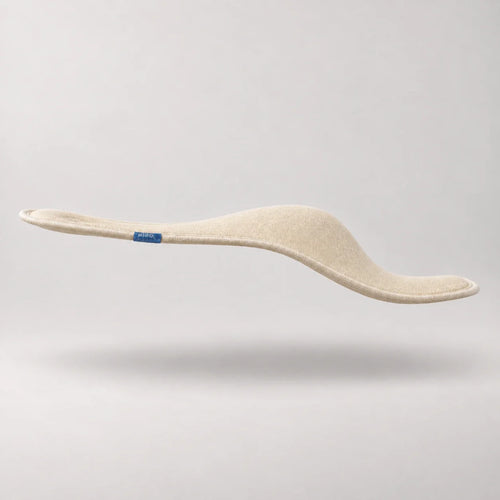 Side profile of the cream Nido Pod baby holding support and its bound edge